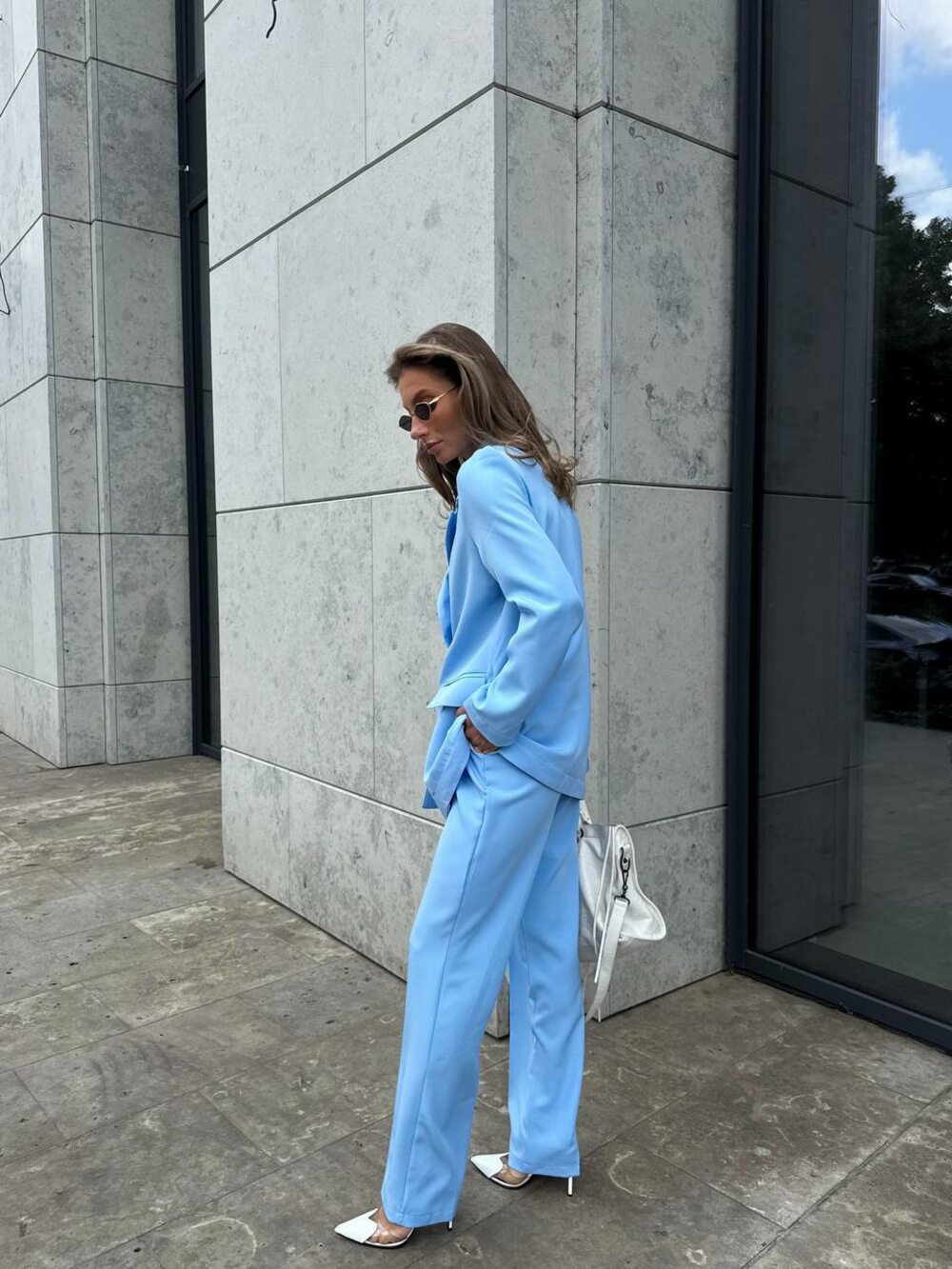 Костюм двійка складається з піджака та штанів, колір блакитний