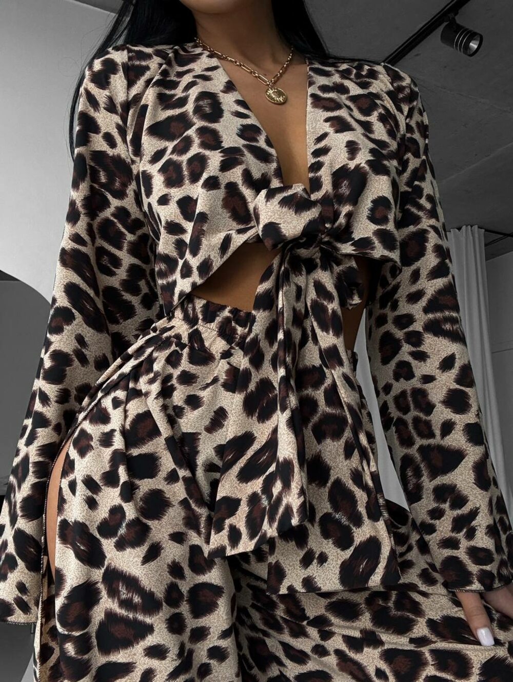 Костюм із штанів з розрізами та блузки, колір леопардовий.