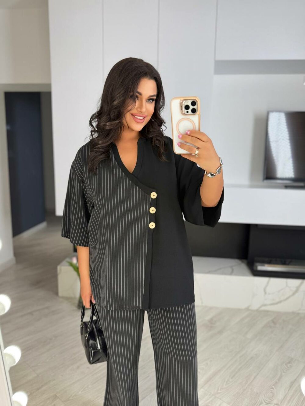 Костюм складається з брюк та блузи з коротким рукавом, колір чорний