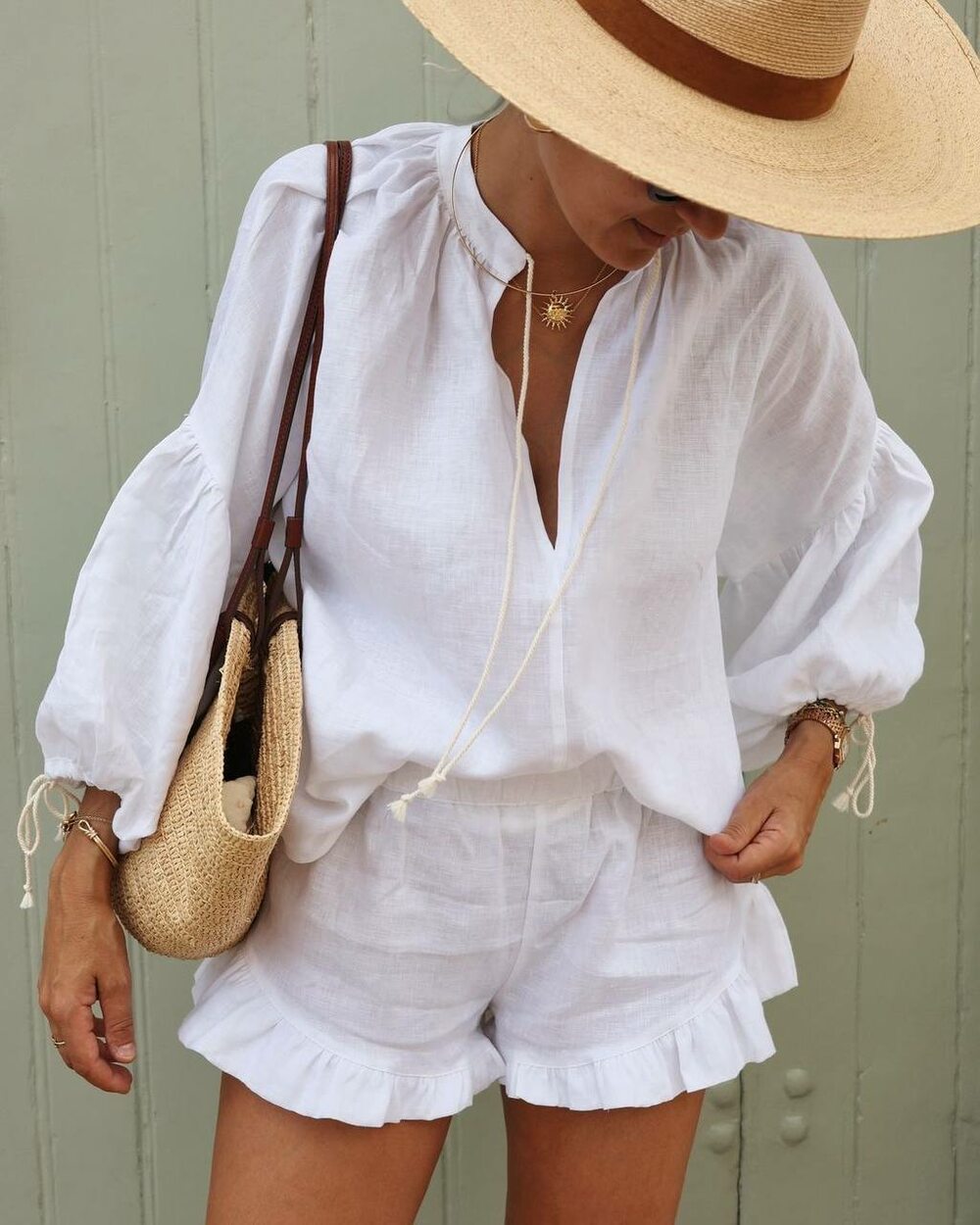 Костюм складається з блузки та шорт, колір білий.