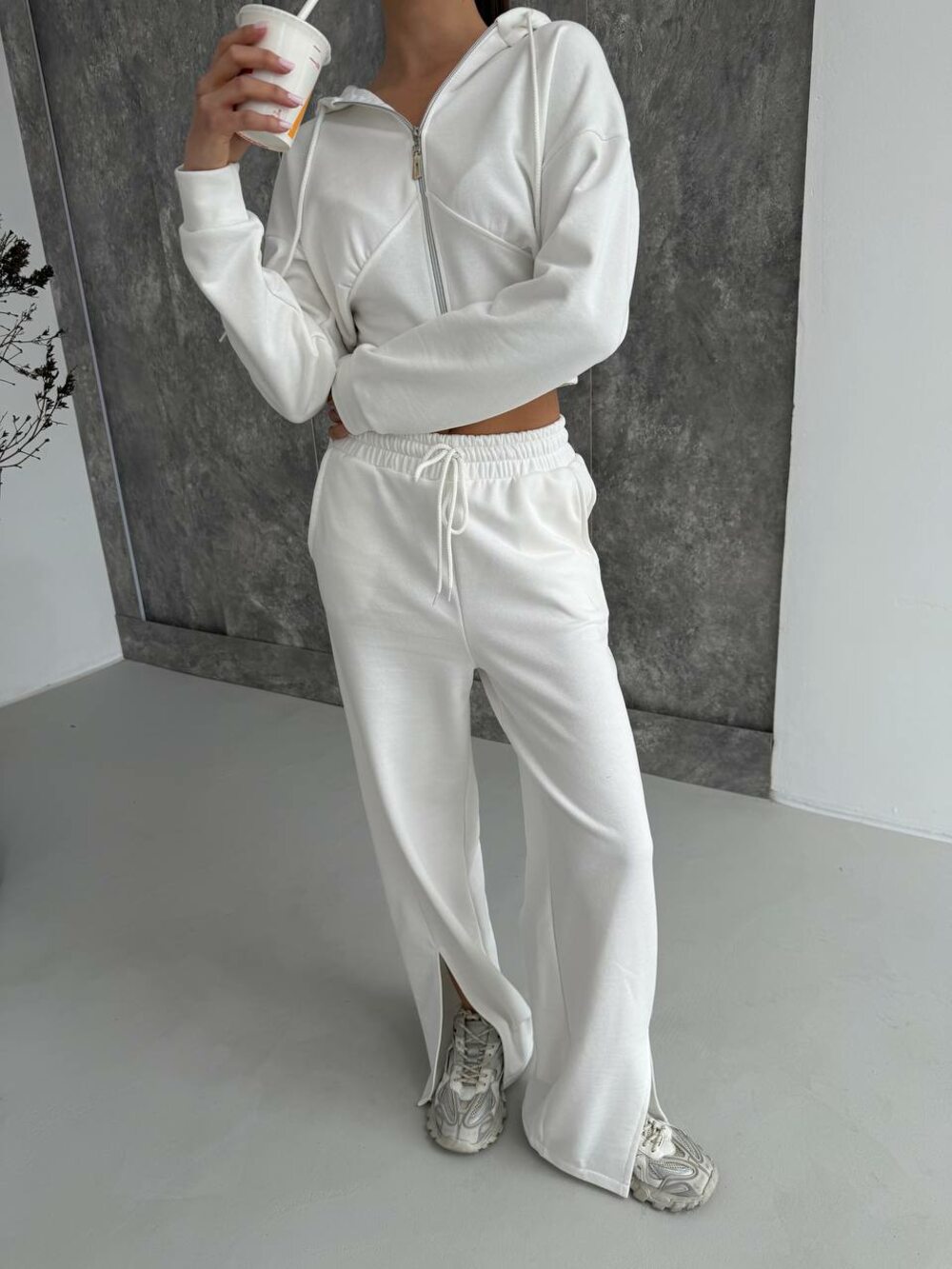 Костюм складається з укороченої кофти та брюк-палаццо, колір молочний