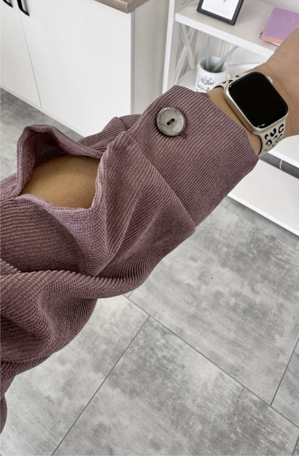 Костюм двійка складається з штанів і сорочки, колір бордовий