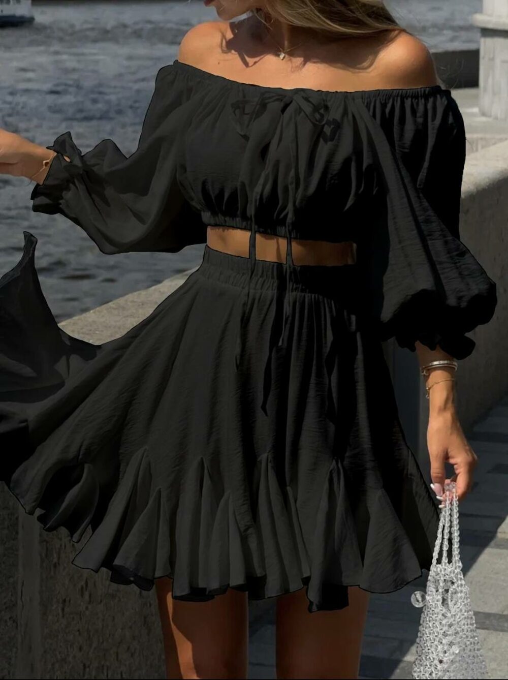 Костюм складається з топу та спідниці, колір чорний