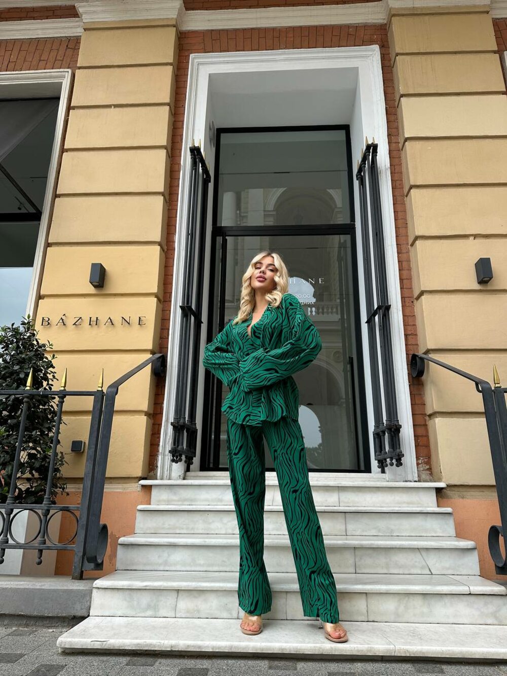 Костюм двійка складається з штанів та кімоно, колір зелений