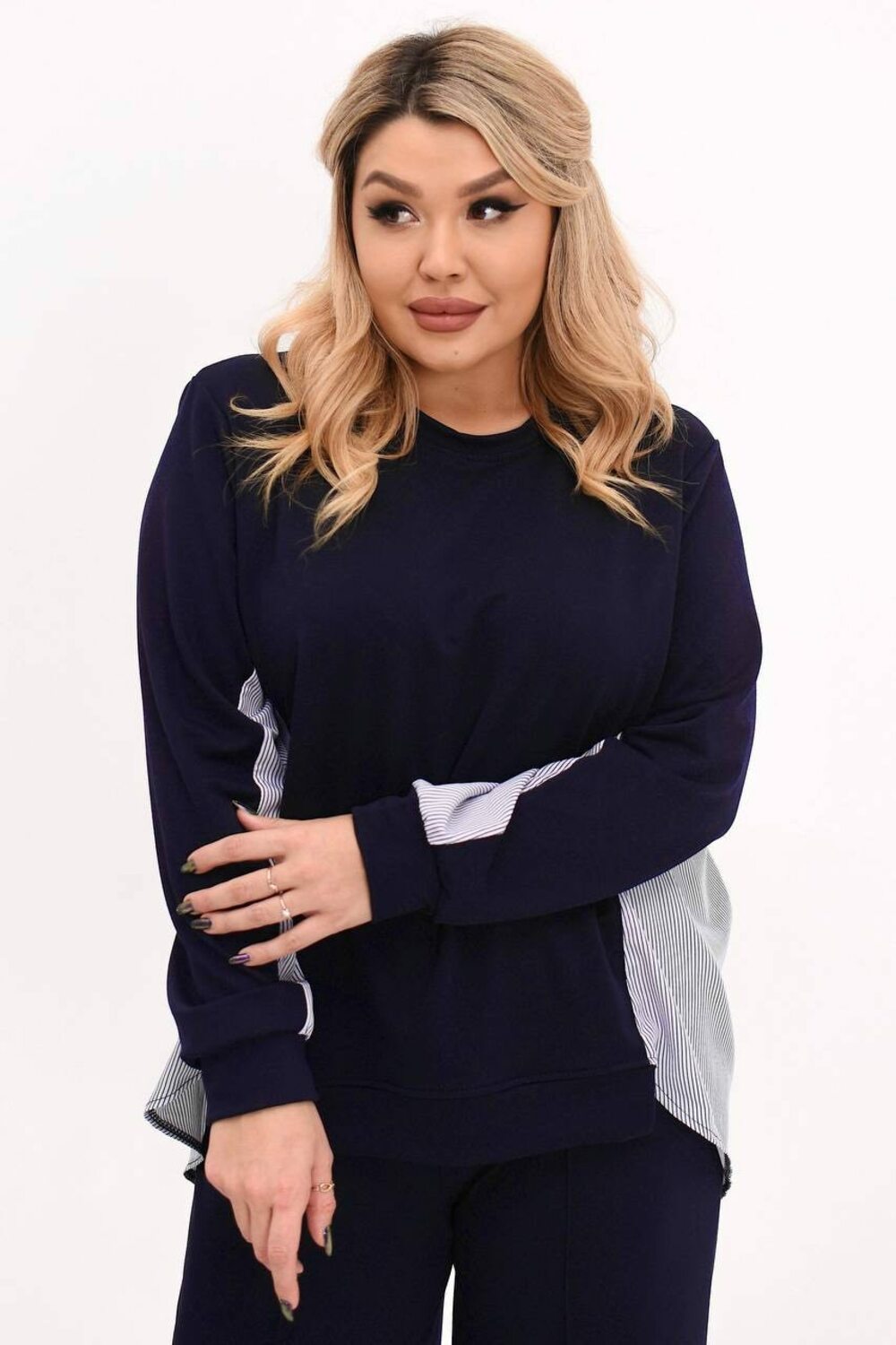 Костюм двійка складається з кофти з подовженою спиною та брюк палаццо. Колір темно-синій.