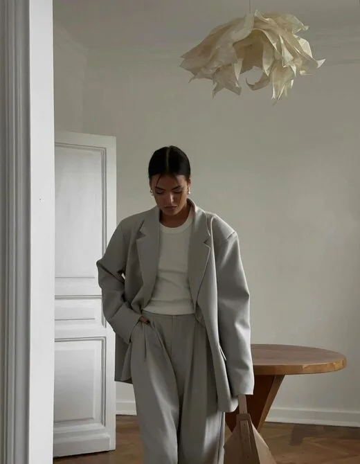 Костюм состоит из брюк палаццо и пиджака