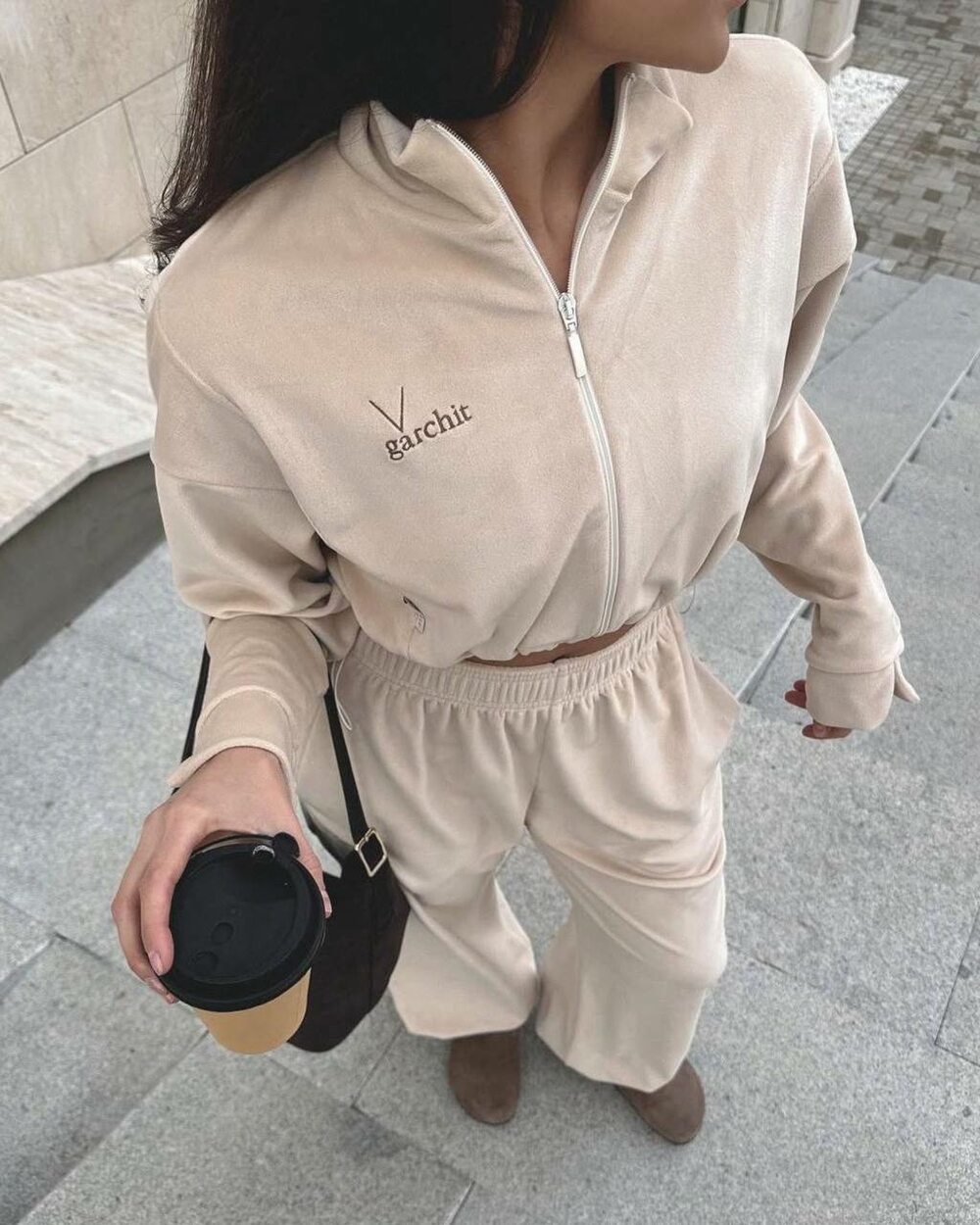 Велюровий костбм складається з укороченого худорлявого і штанів, колір бежевий