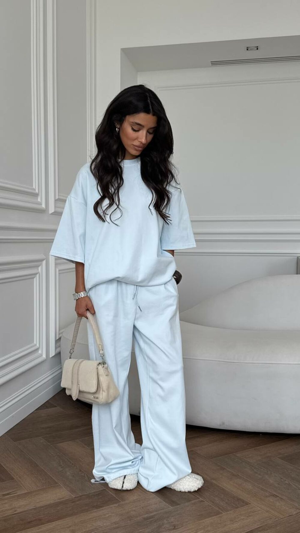 Косюм двійка складається з штанів та футболки, колір блакитний