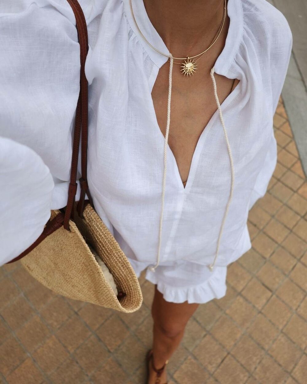 Костюм складається з блузки та шорт, колір білий.