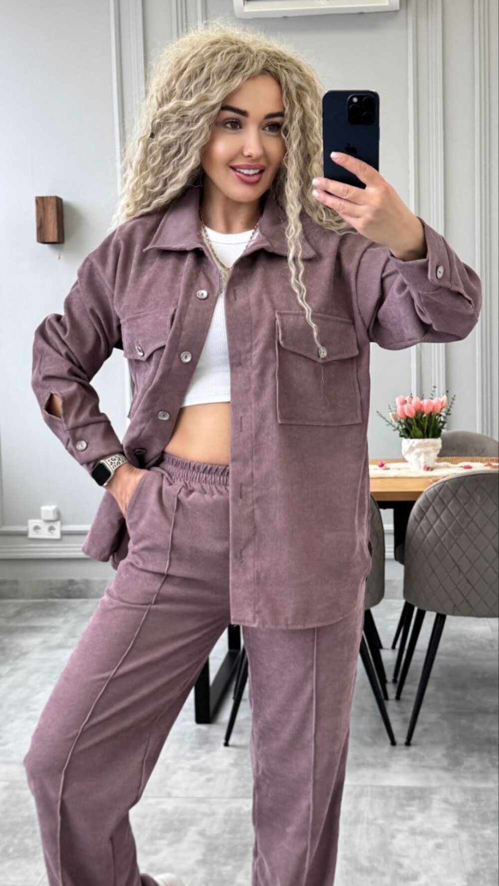 Костюм двійка складається з штанів і сорочки, колір бордовий