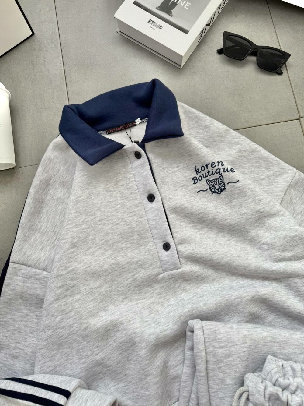 Костюм на флісі складається з кофти та штанів, колір меланж.