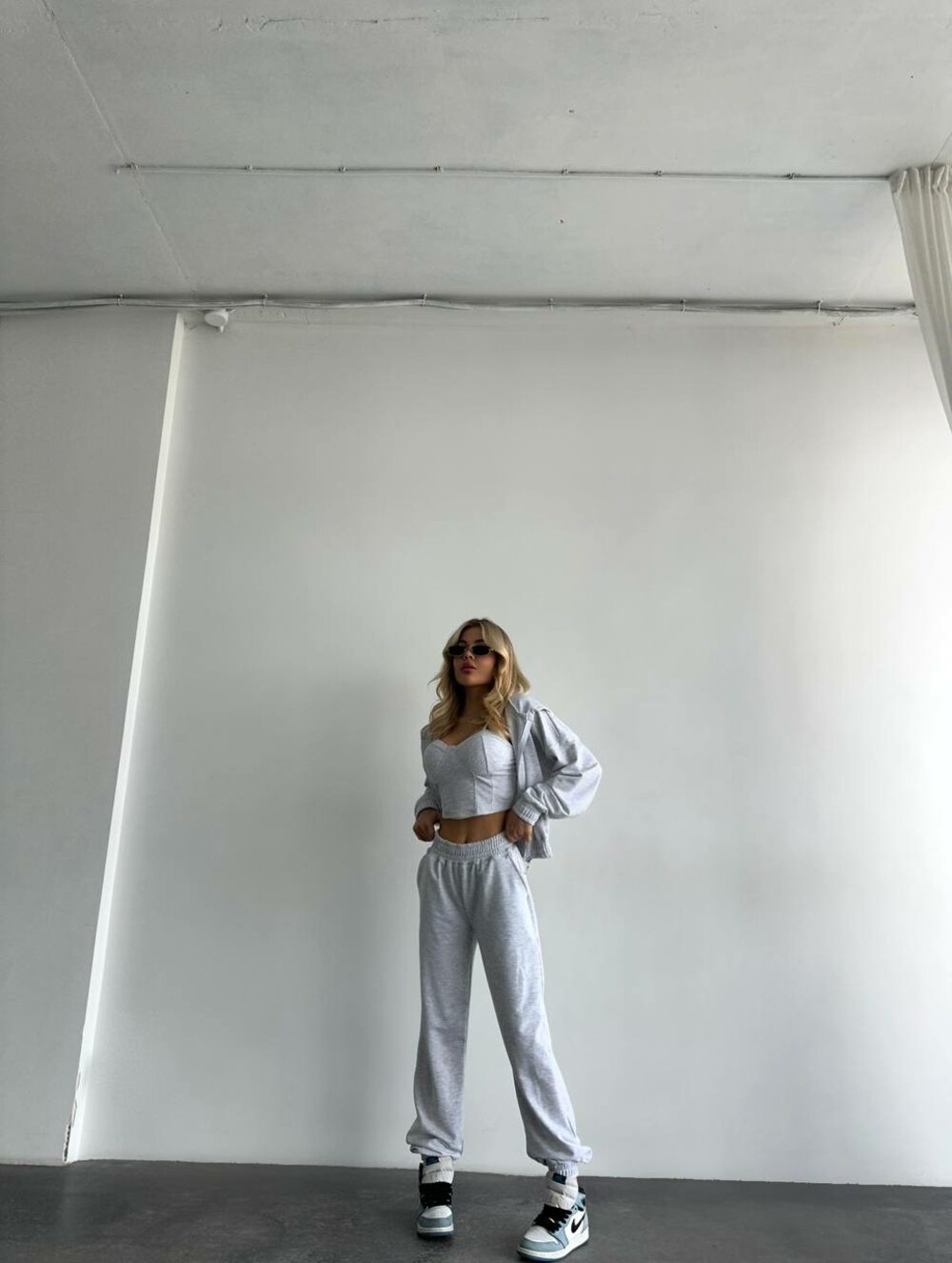 Костюм трійка складається з худорлявості, штанів і топа, колір меланж.