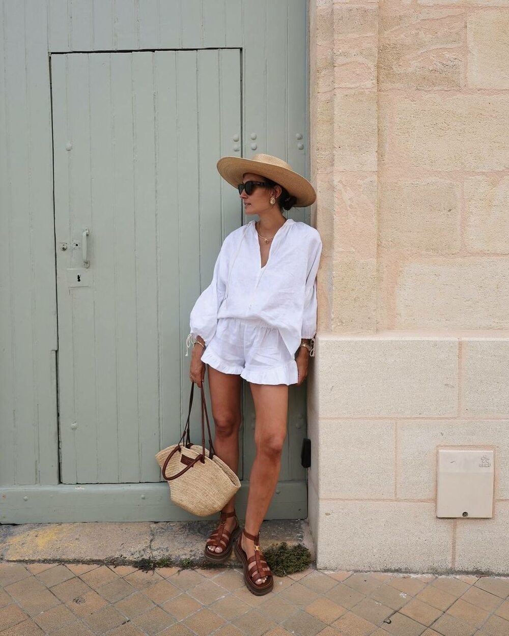 Костюм складається з блузки та шорт, колір білий.