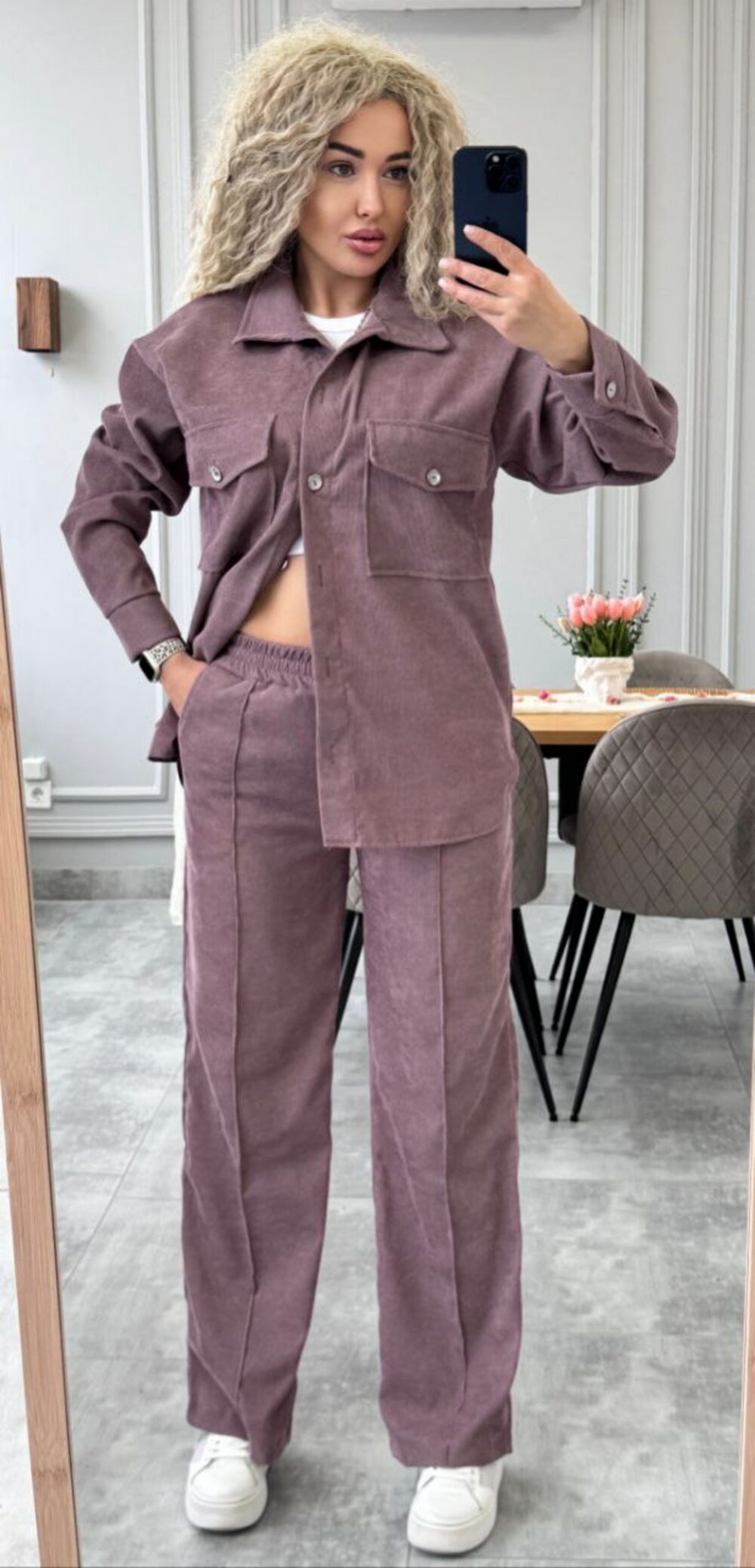 Костюм двійка складається з штанів і сорочки, колір бордовий