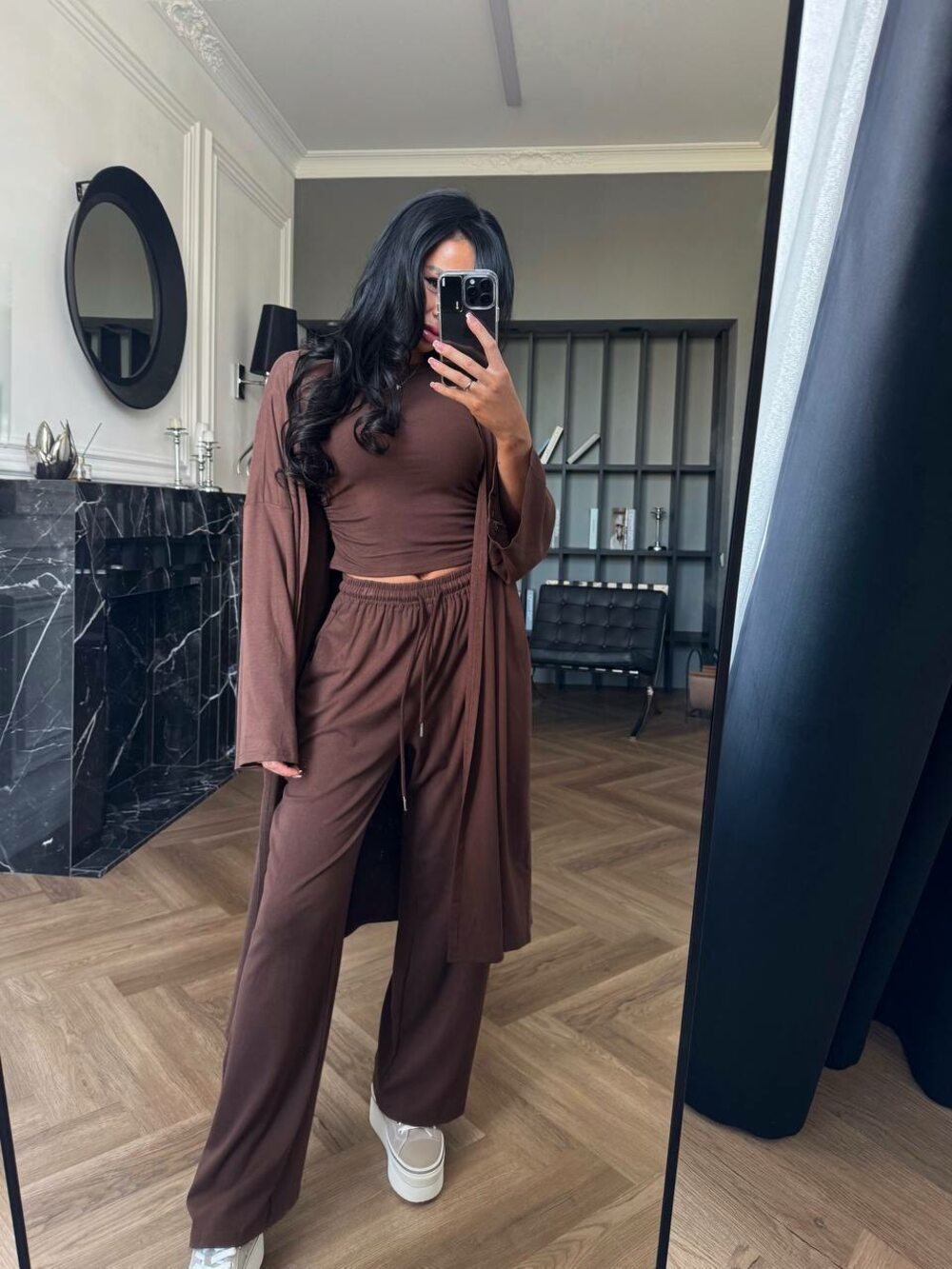 Костюм трійка складається з кардигану, брюї та топу, колір коричневий