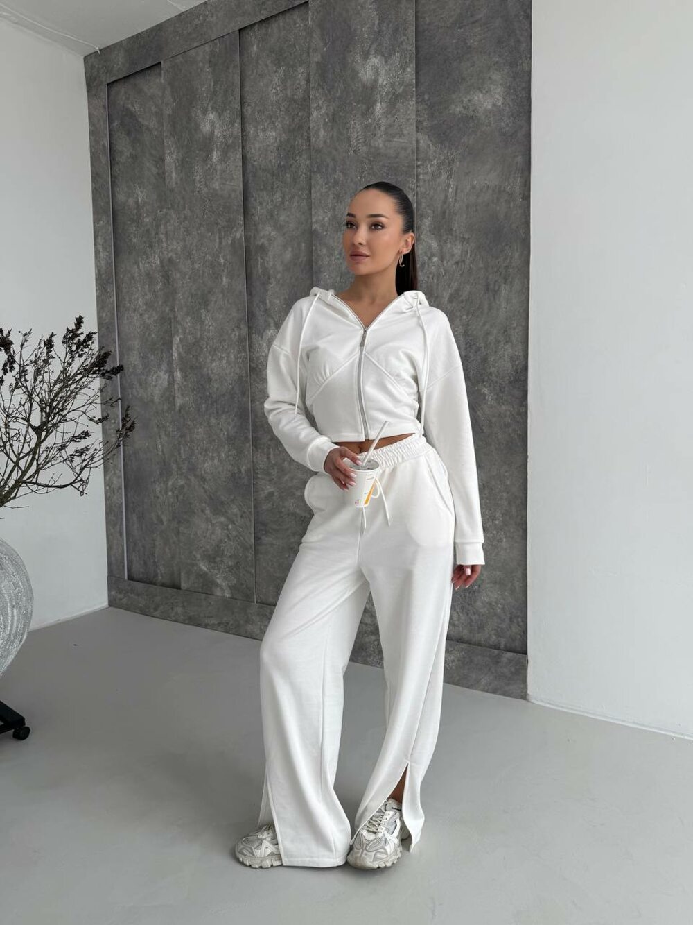 Костюм складається з укороченої кофти та брюк-палаццо, колір молочний