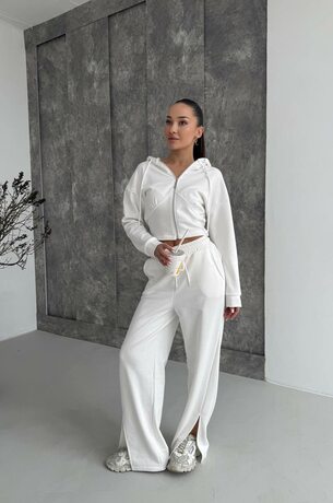 Костюм состоит из укороченной кофты и брюк-палаццо, цвет молочный