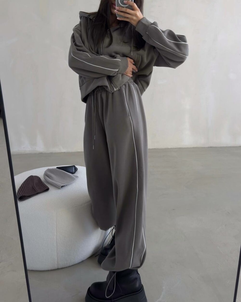 Костюм на флісі складається з кофти та штанів, колір оливковий