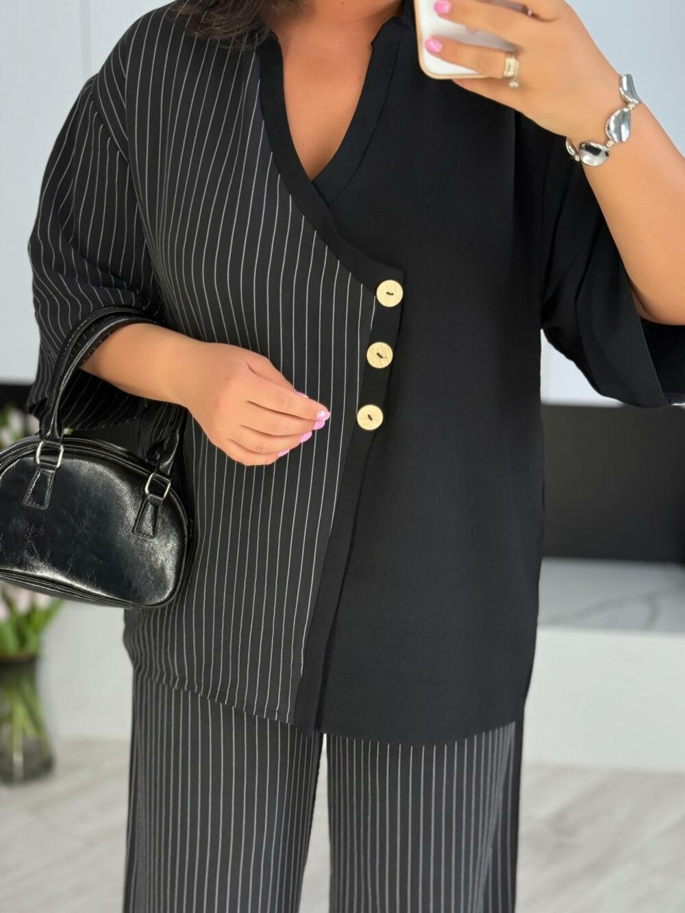 Костюм складається з брюк та блузи з коротким рукавом, колір чорний