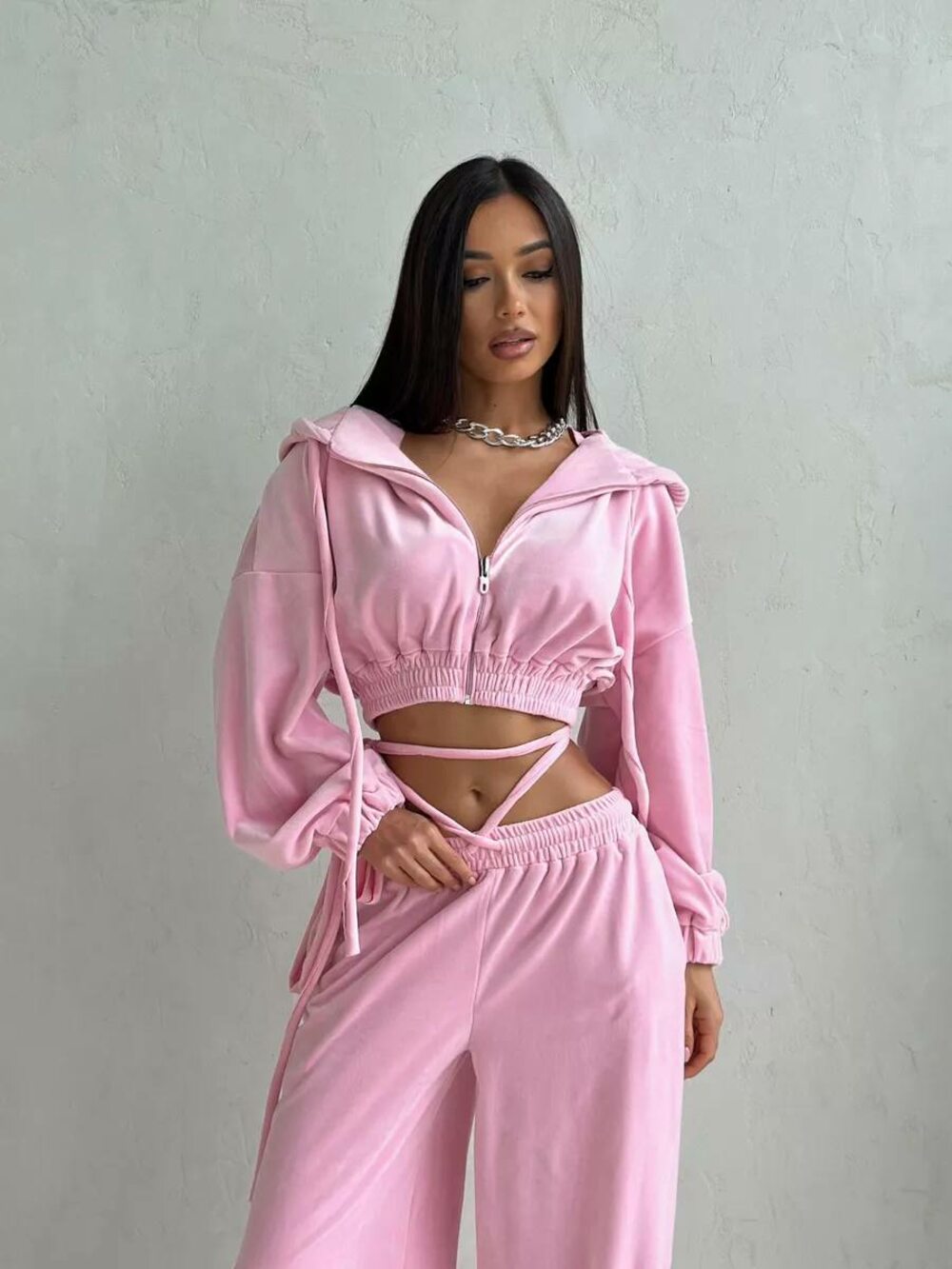 Велюровий костюм двійка складається з худі та штанів, колір пудра