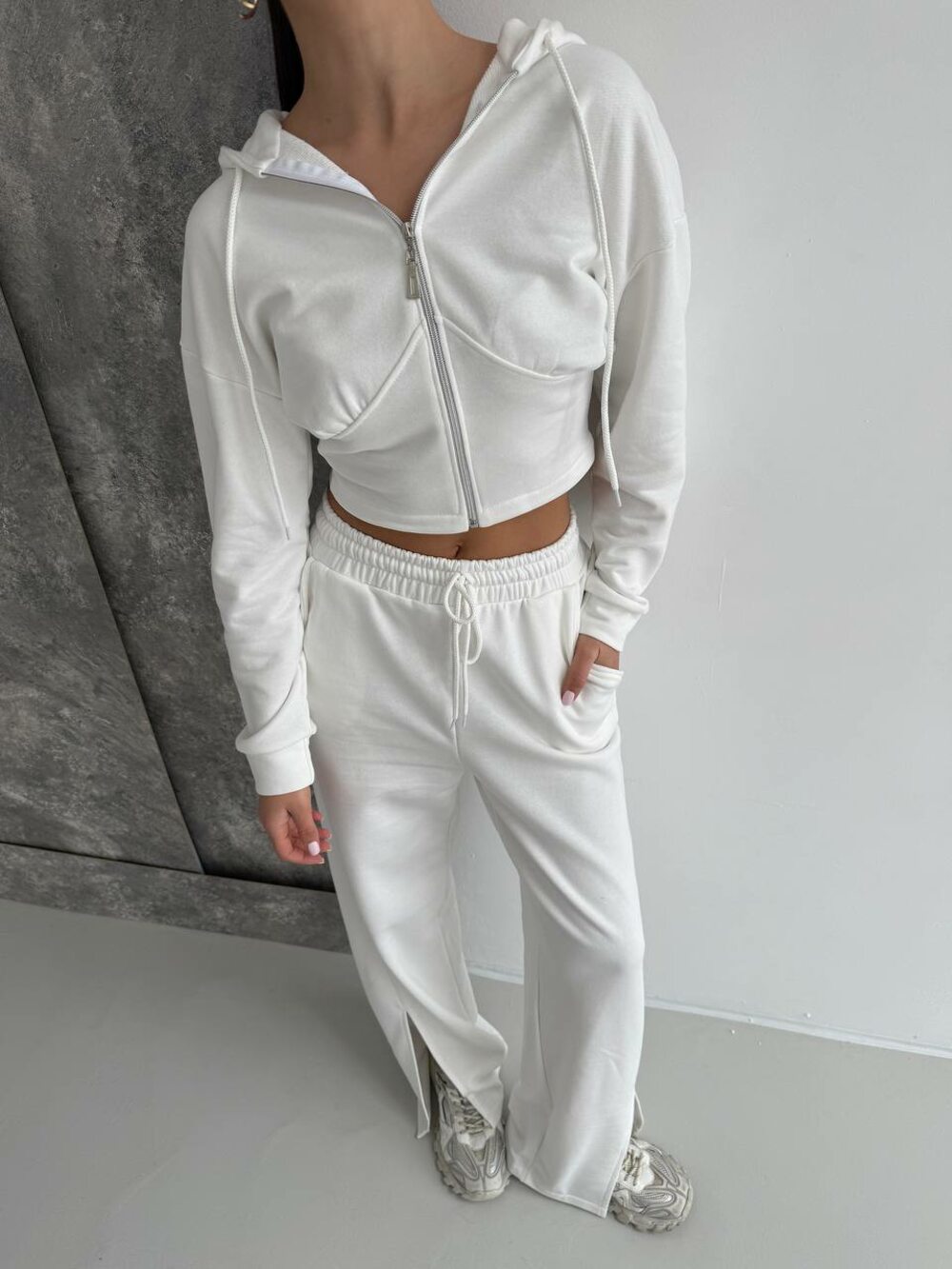 Костюм складається з укороченої кофти та брюк-палаццо, колір молочний