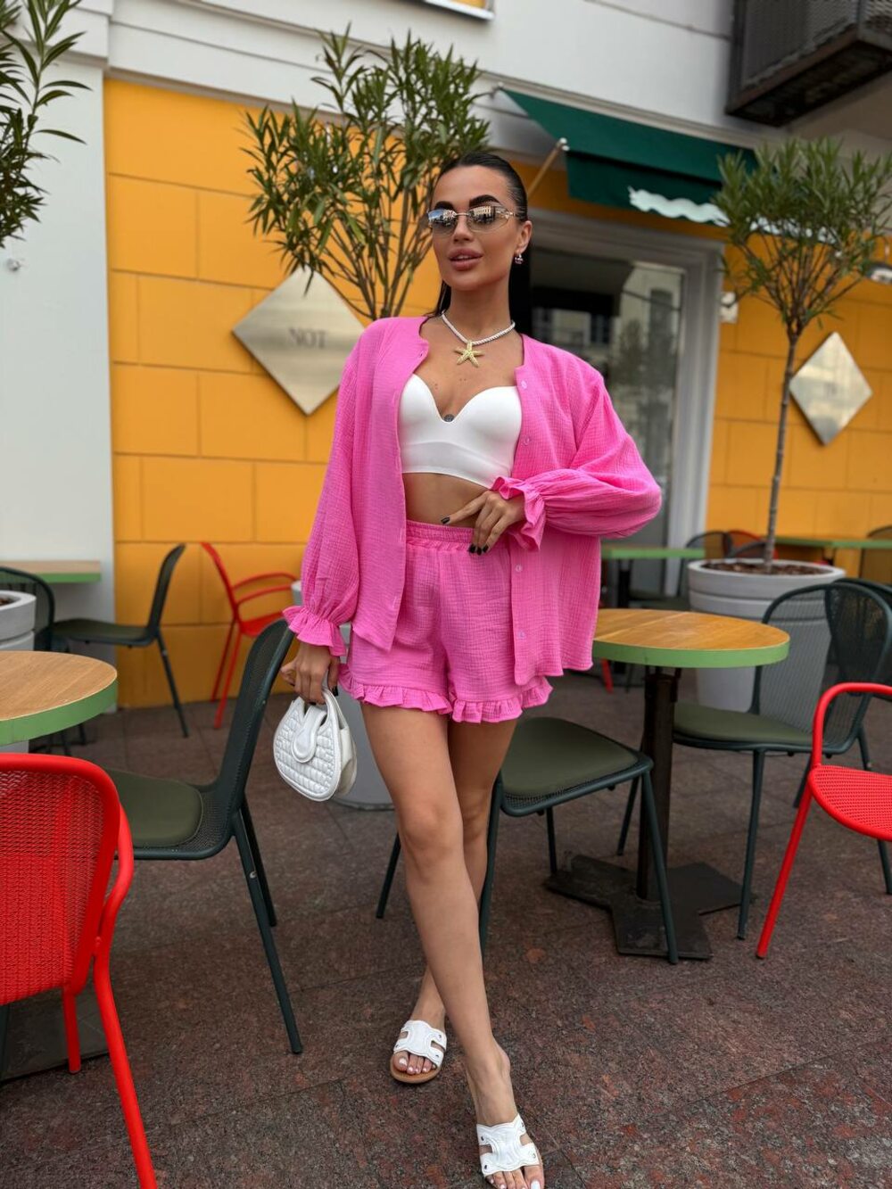 Костюм двійка складається з сорочки та шорт, колір рожевий