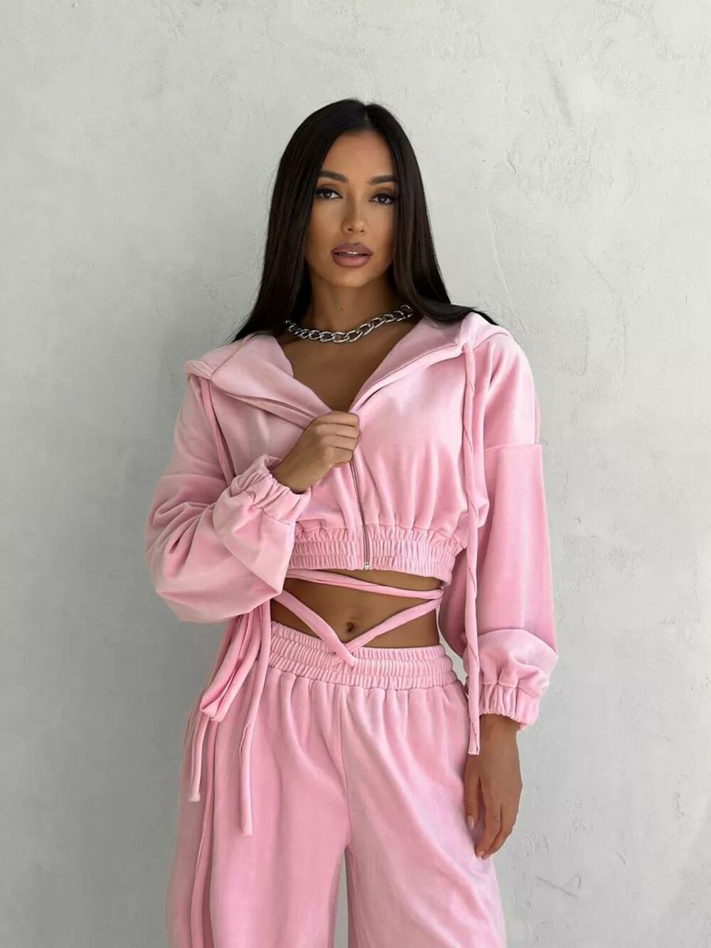 Велюровий костюм двійка складається з худі та штанів, колір пудра