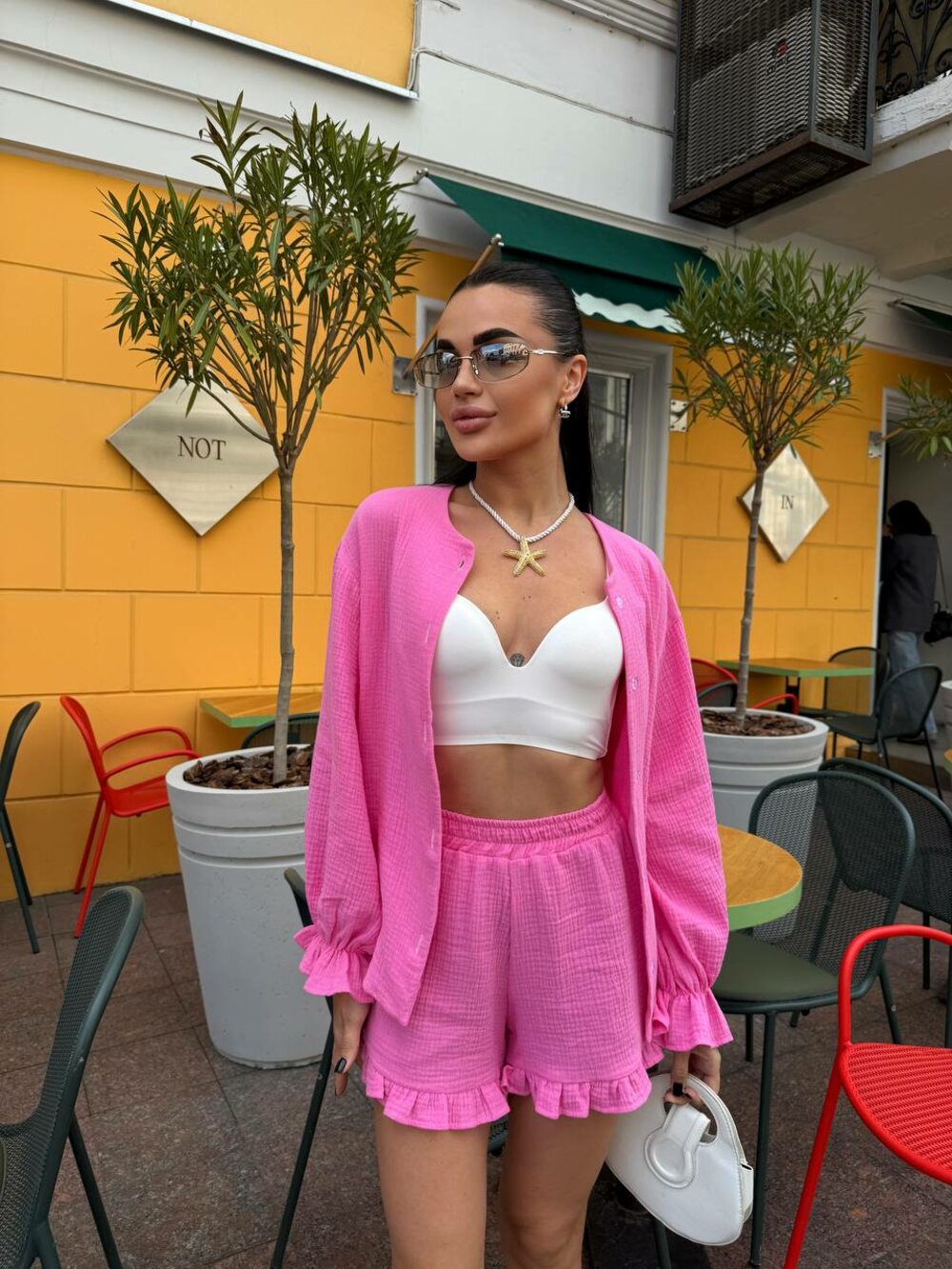 Костюм двійка складається з сорочки та шорт, колір рожевий