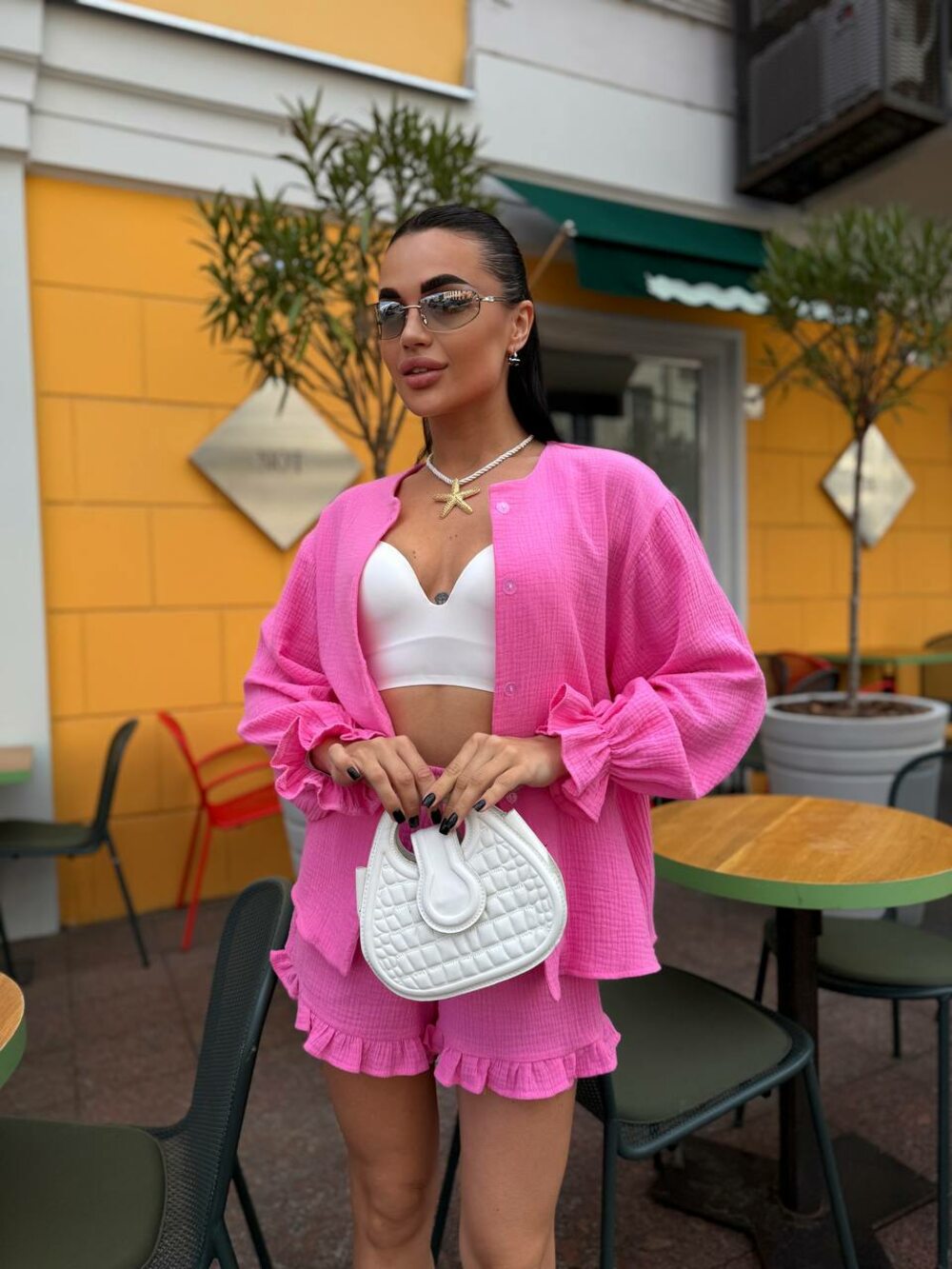 Костюм двійка складається з сорочки та шорт, колір рожевий