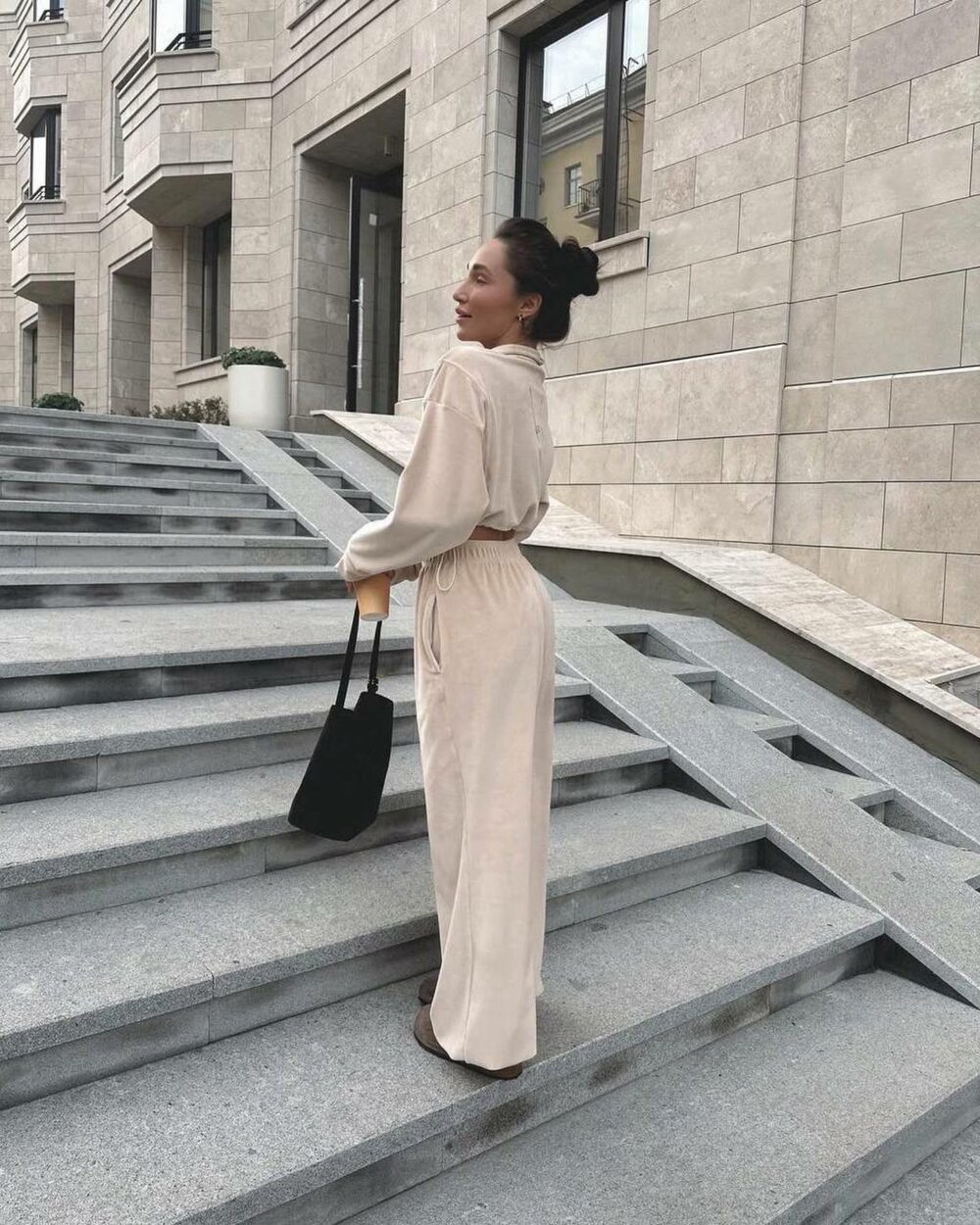 Велюровий костбм складається з укороченого худорлявого і штанів, колір бежевий