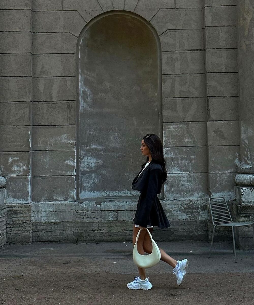 Костюм складається зі спідниці та укороченого піджака, колір чорний