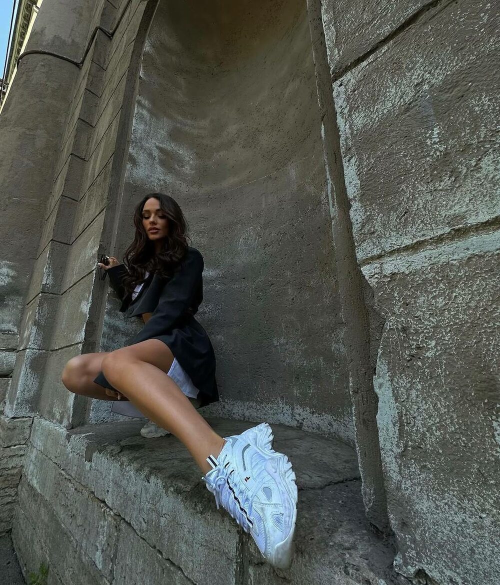 Костюм складається зі спідниці та укороченого піджака, колір чорний