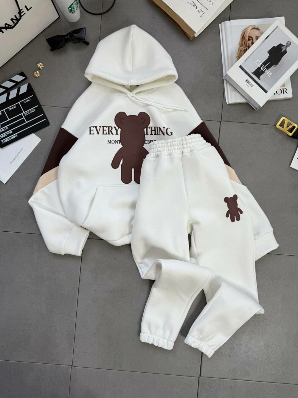 Костюм на флисе с оригинальным принтом, цвет молочный