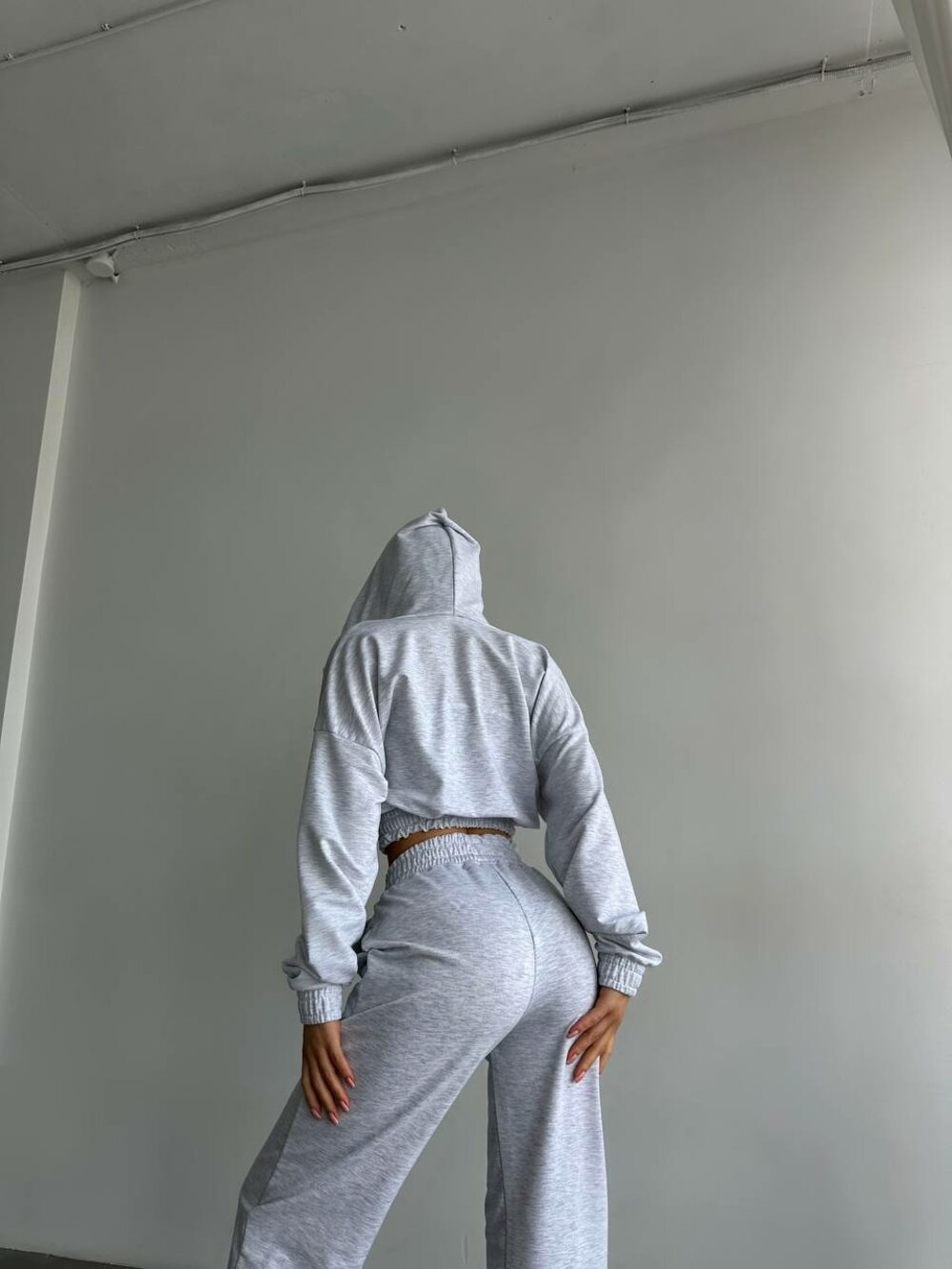 Костюм трійка складається з худорлявості, штанів і топа, колір меланж.