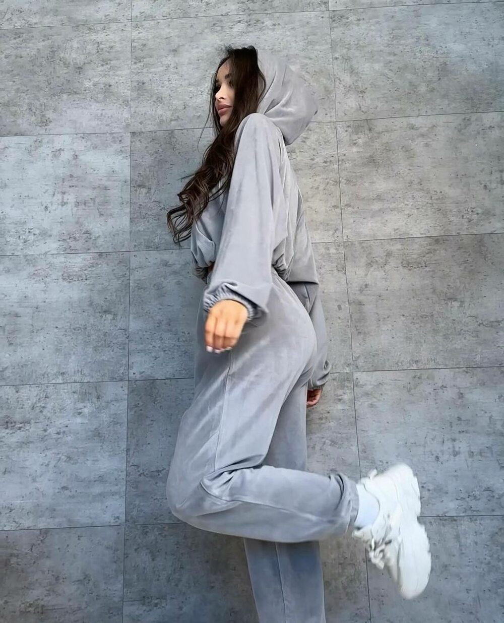 Костюм складається з укороченого худорлявого і джогерів, колір сірий