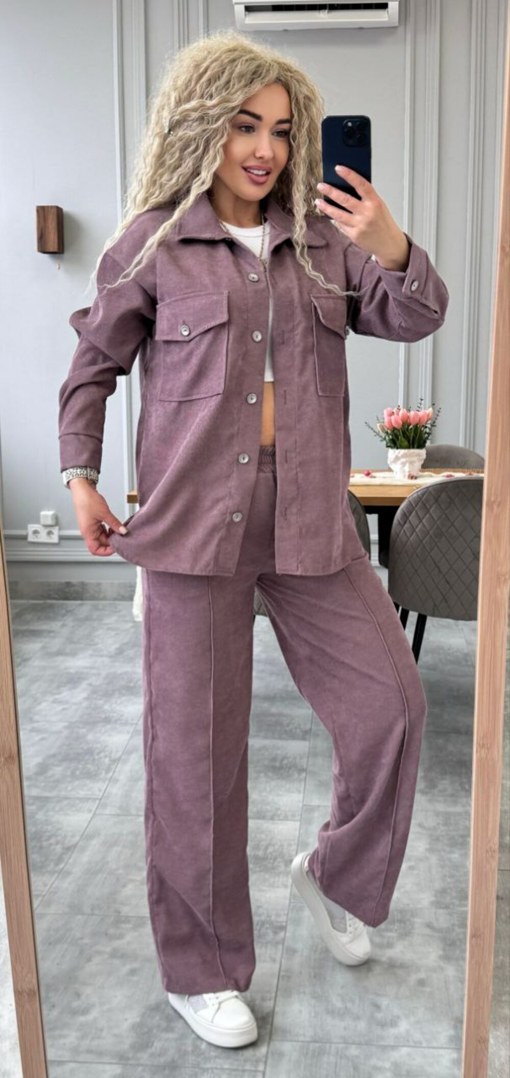 Костюм двійка складається з штанів і сорочки, колір бордовий