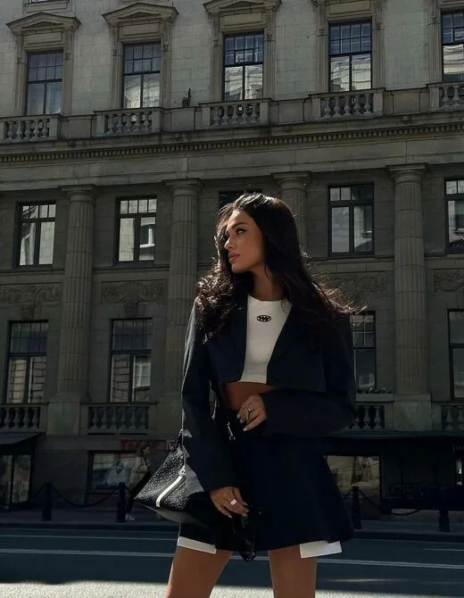 Костюм состоит из юбки и укороченного пиджака, цвет черный