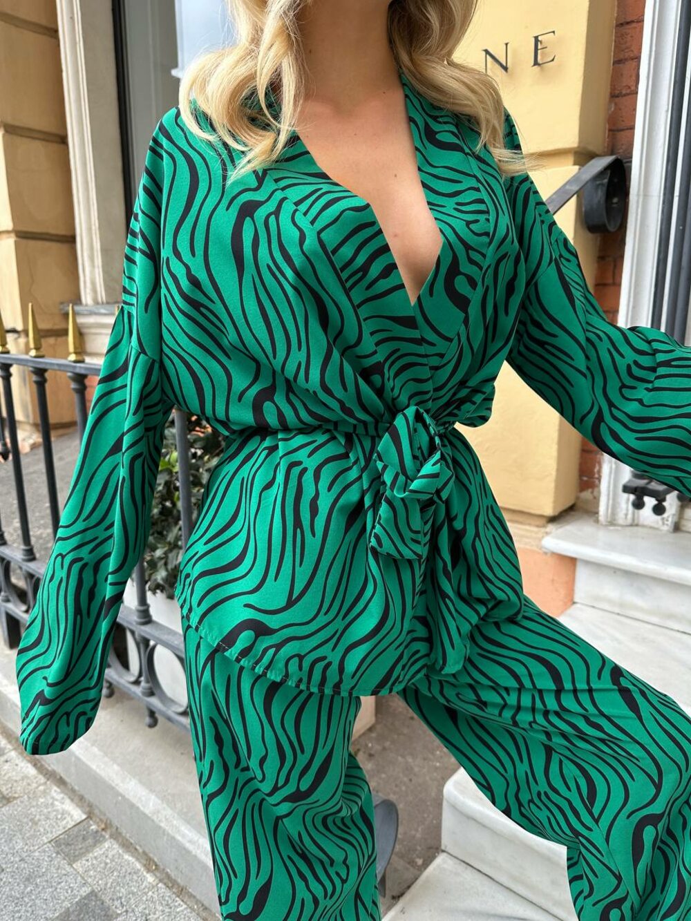 Костюм двійка складається з штанів та кімоно, колір зелений