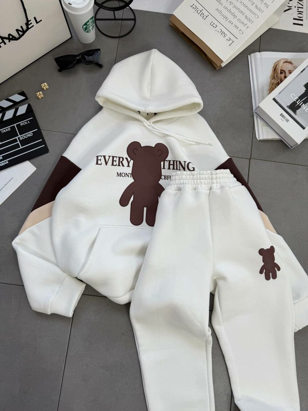 Костюм на флисе с оригинальным принтом, цвет молочный