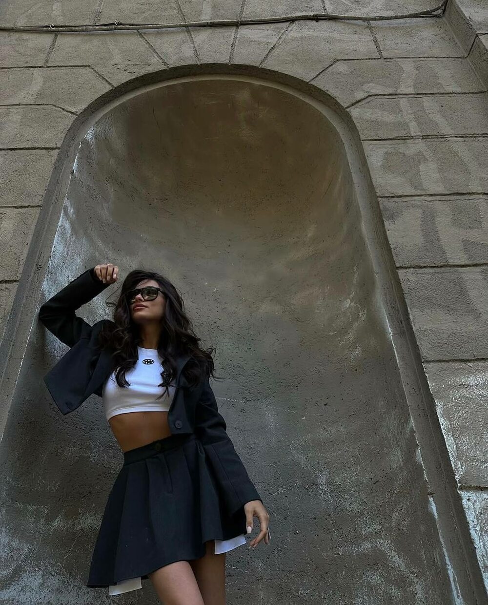 Костюм складається зі спідниці та укороченого піджака, колір чорний