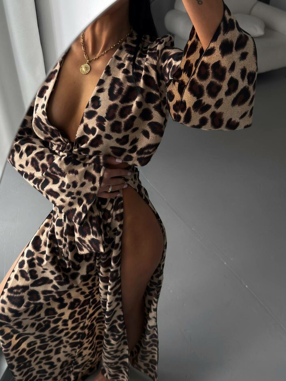 Костюм із штанів з розрізами та блузки, колір леопардовий.
