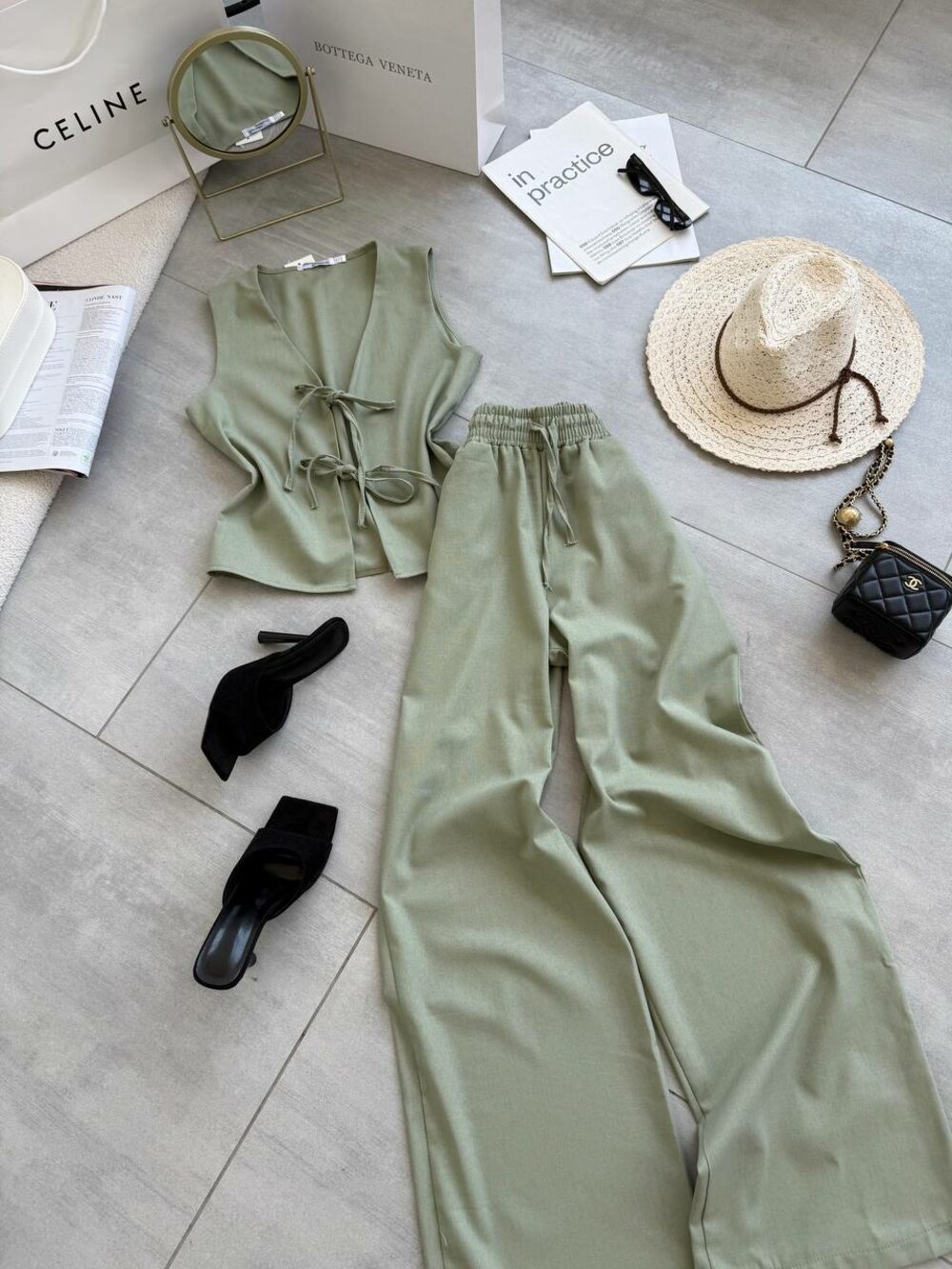 Костюм складається з жилета та штанів, колір оливковий.