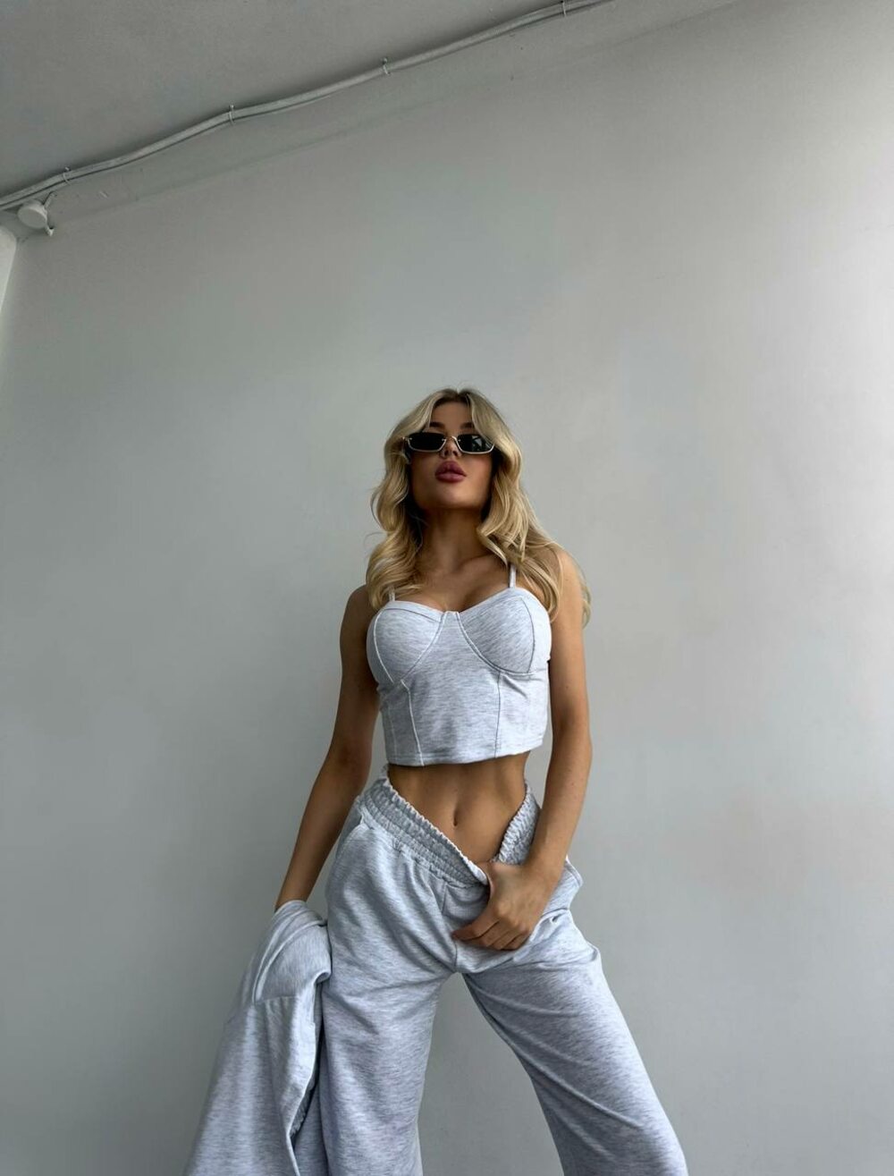 Костюм трійка складається з худорлявості, штанів і топа, колір меланж.