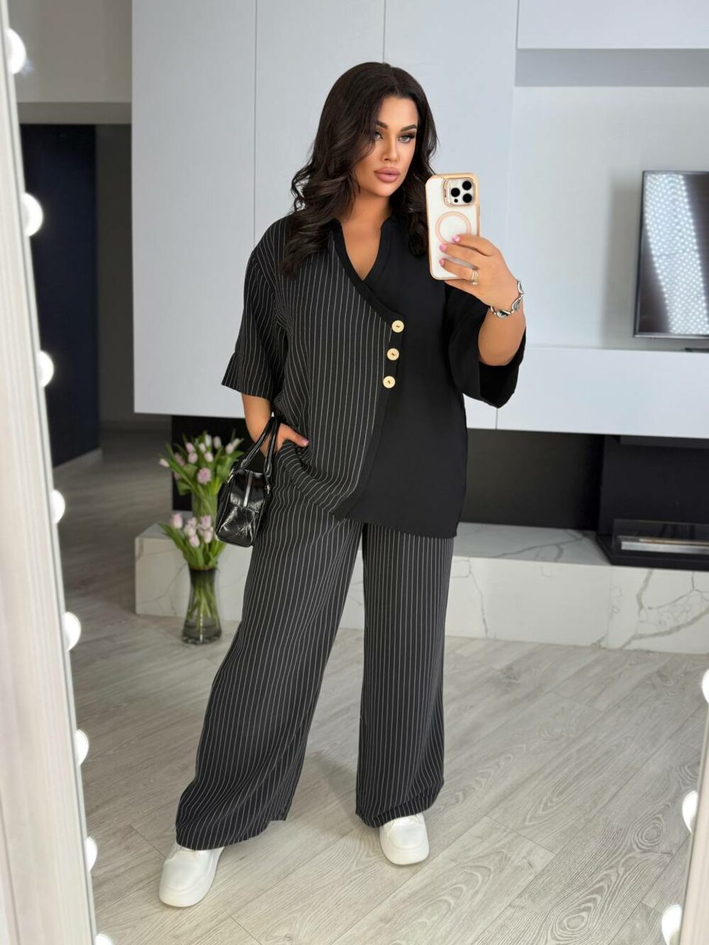 Костюм складається з брюк та блузи з коротким рукавом, колір чорний