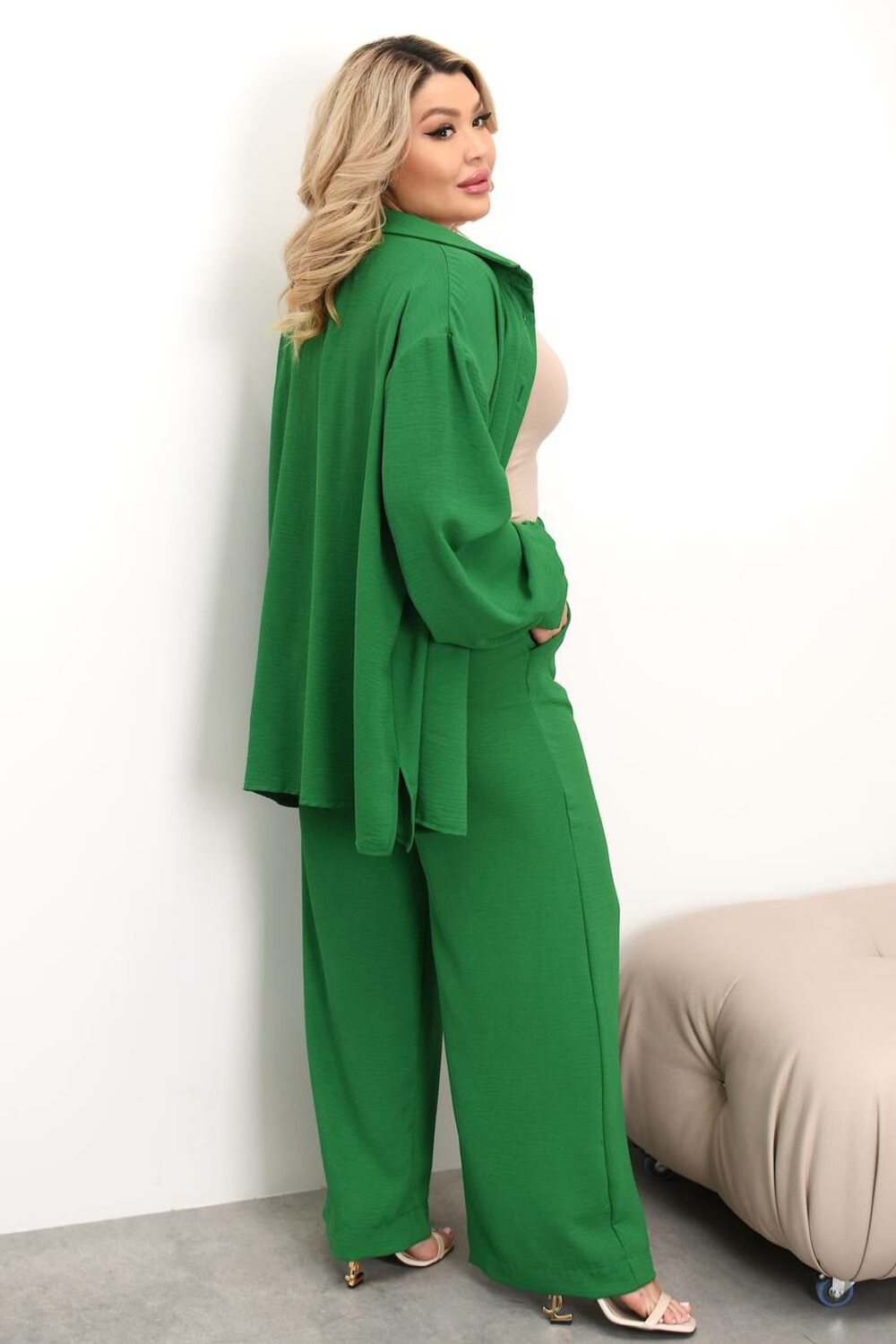 Костюм складається з штанів палаццо та сорочки, колір зелений