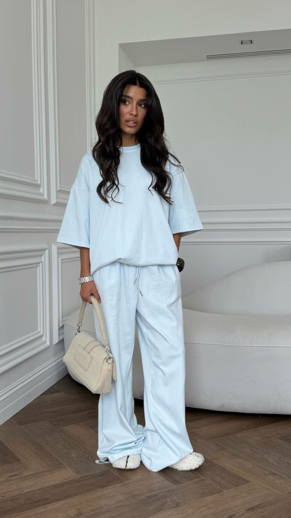 Косюм двійка складається з штанів та футболки, колір блакитний