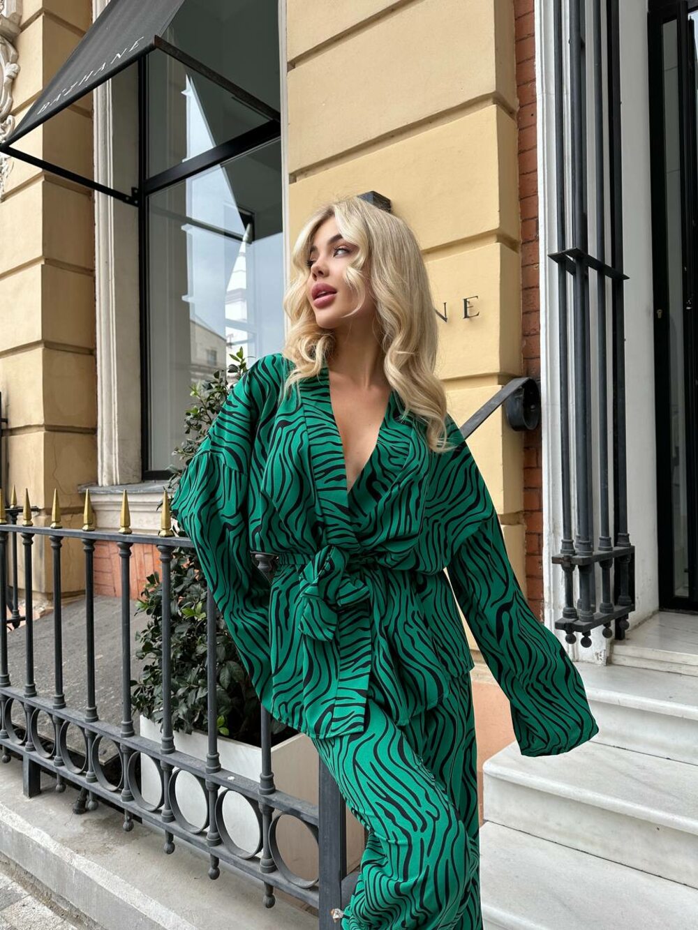 Костюм двійка складається з штанів та кімоно, колір зелений