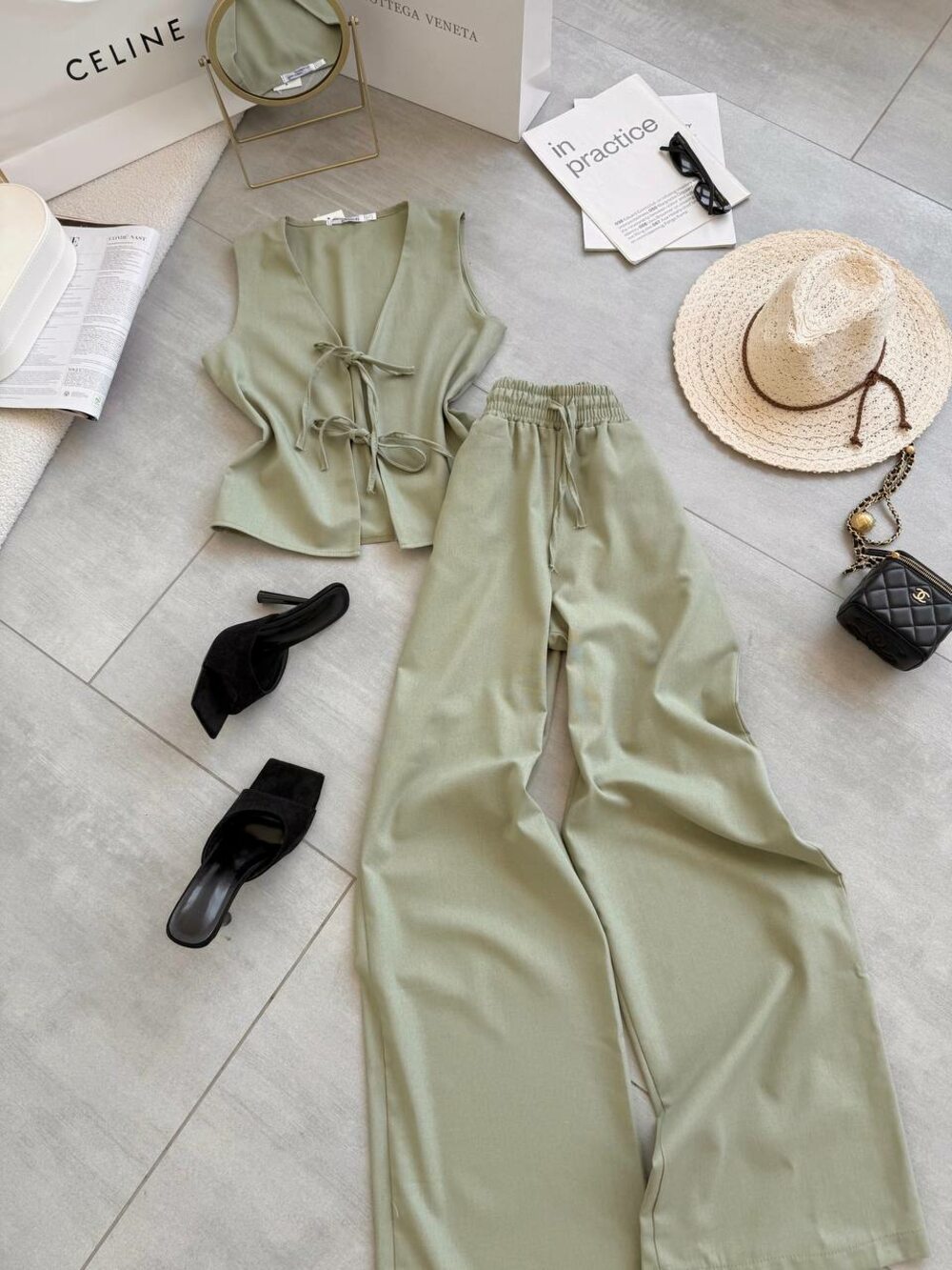 Костюм складається з жилета та штанів, колір оливковий.