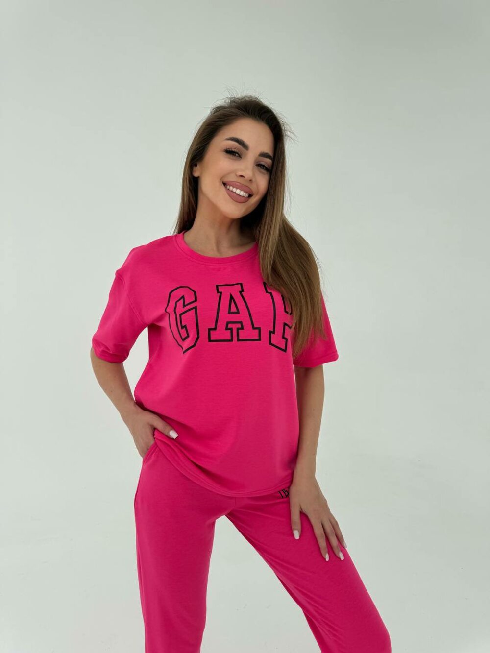 Костюм двійка з написом, колір малиновий