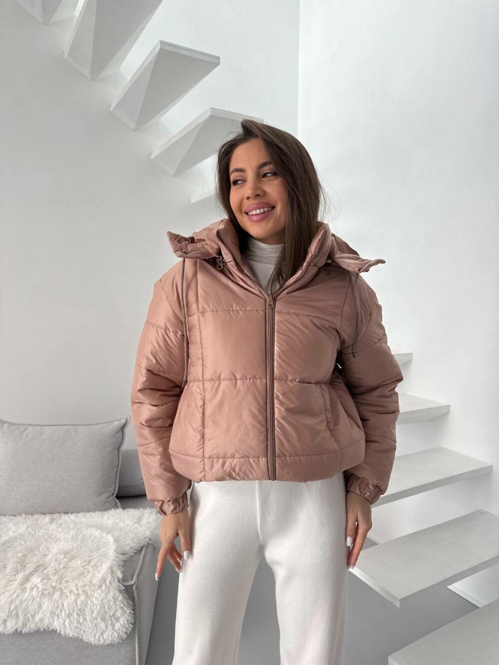 Жіноча стьобана куртка укорочена у відтінку пудровий шоколад
